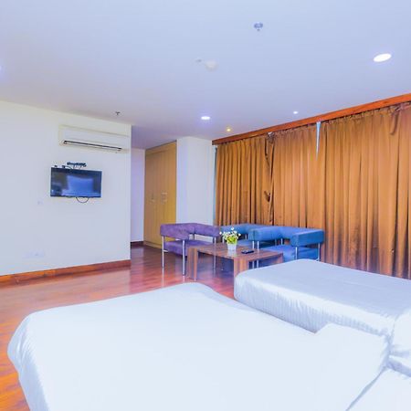 נוידה Hyphen Business Hotel מראה חיצוני תמונה