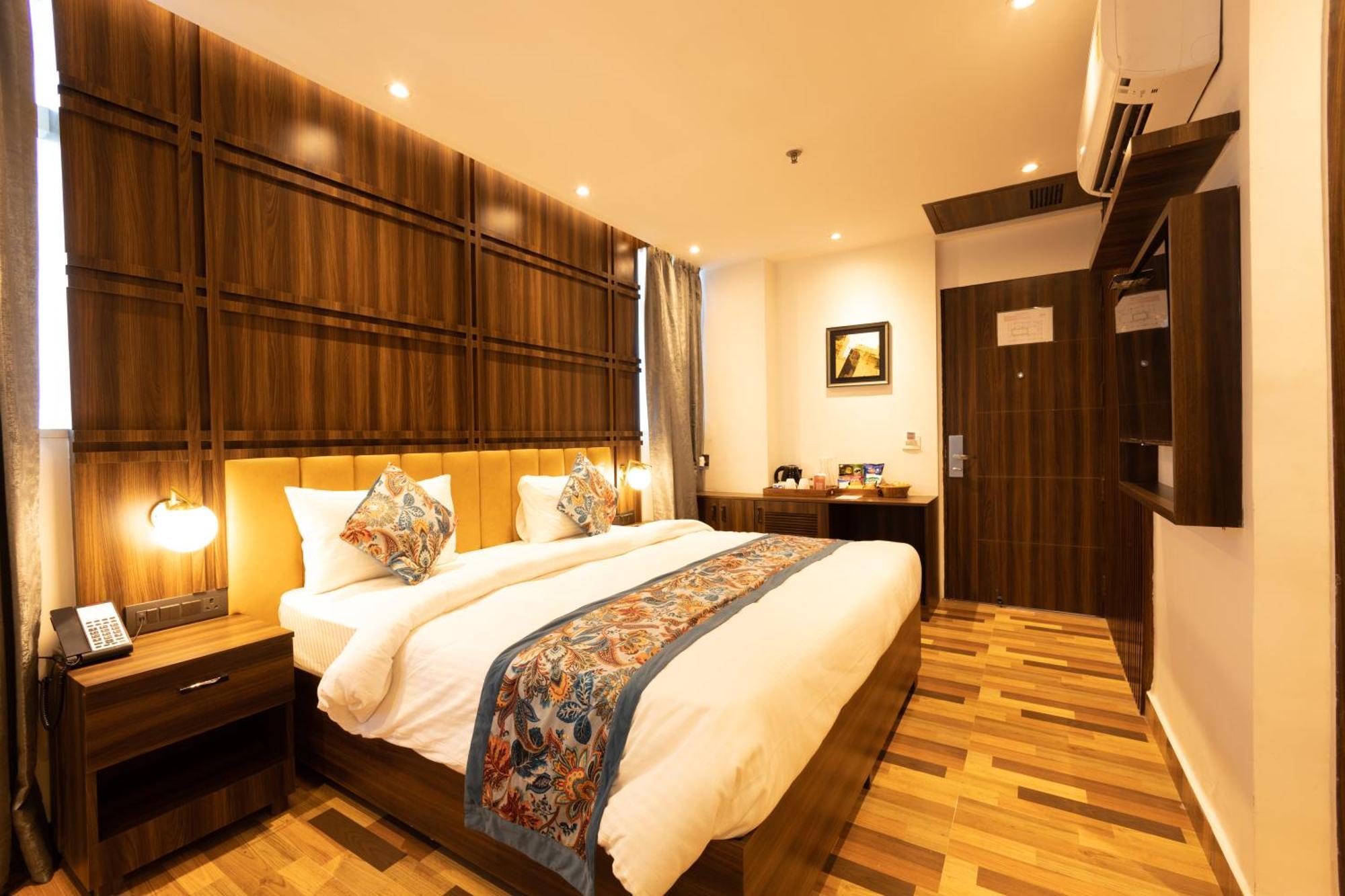 נוידה Hyphen Business Hotel מראה חיצוני תמונה