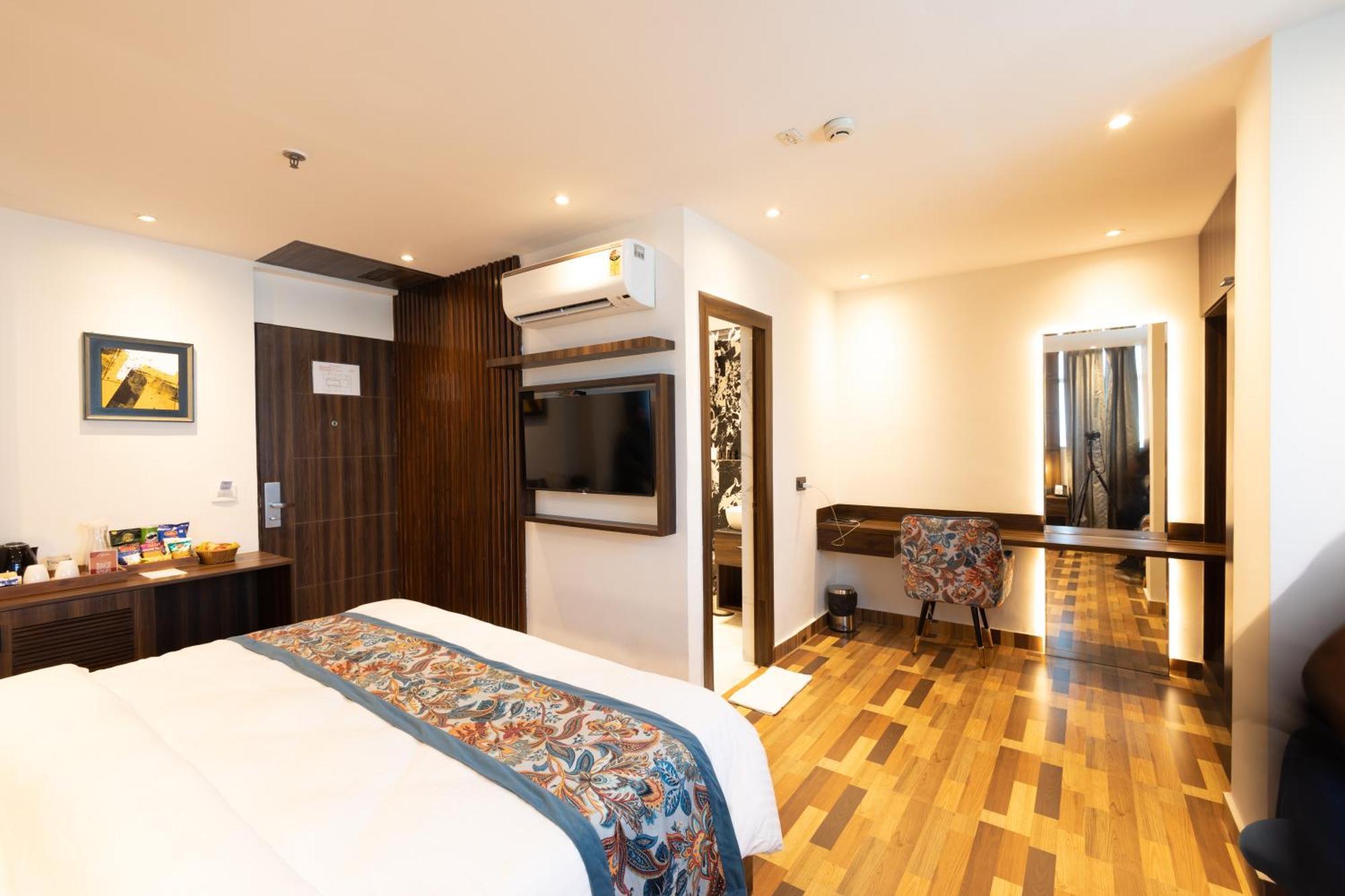נוידה Hyphen Business Hotel מראה חיצוני תמונה