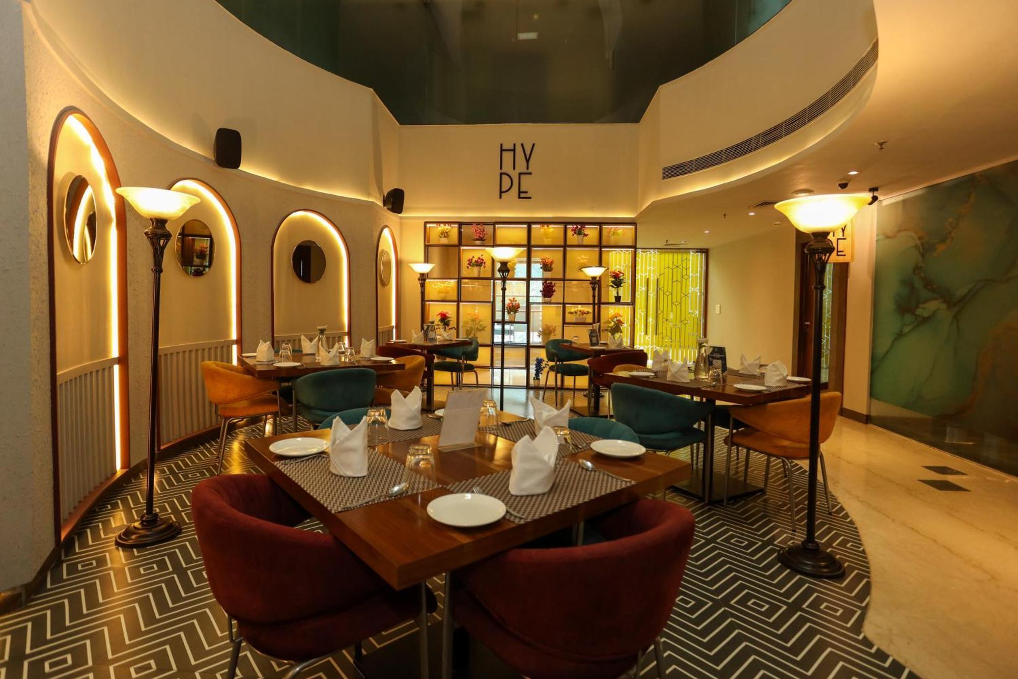 נוידה Hyphen Business Hotel מראה חיצוני תמונה