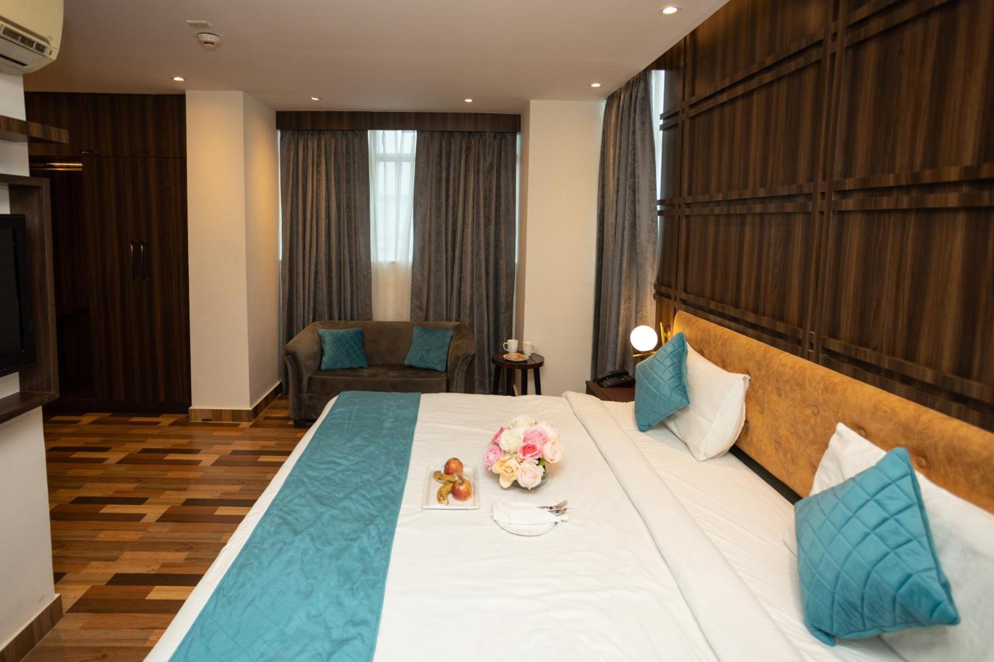 נוידה Hyphen Business Hotel מראה חיצוני תמונה