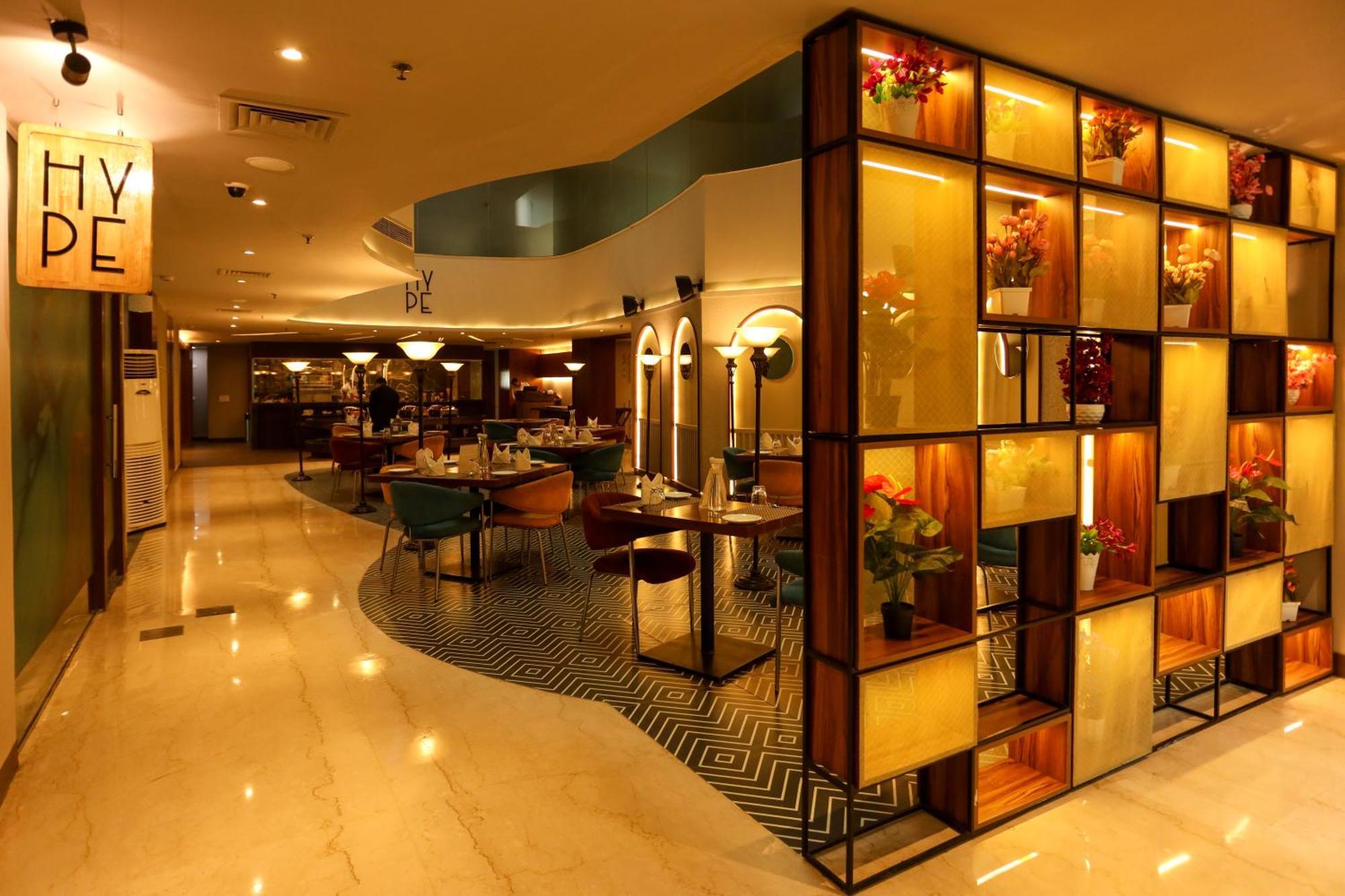 נוידה Hyphen Business Hotel מראה חיצוני תמונה