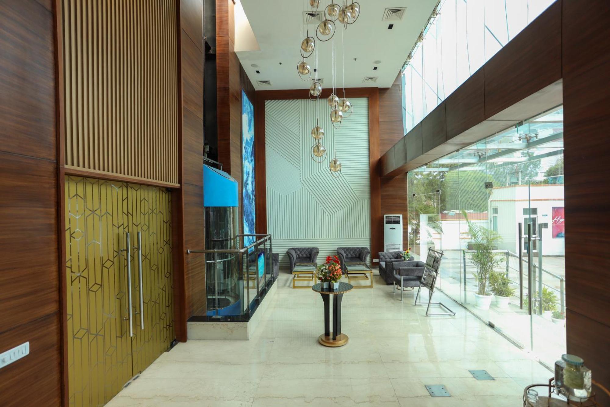 נוידה Hyphen Business Hotel מראה חיצוני תמונה