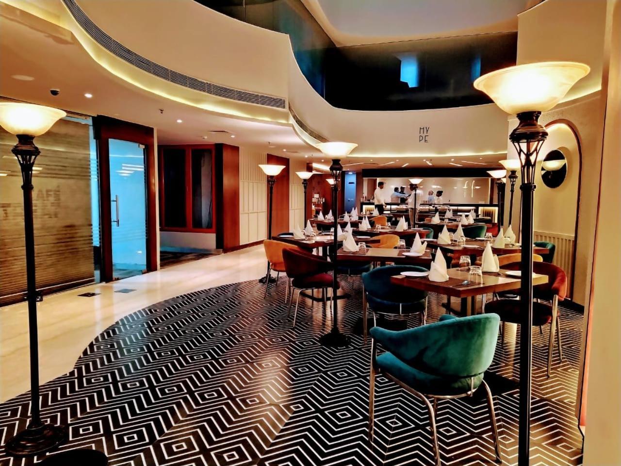 נוידה Hyphen Business Hotel מראה חיצוני תמונה