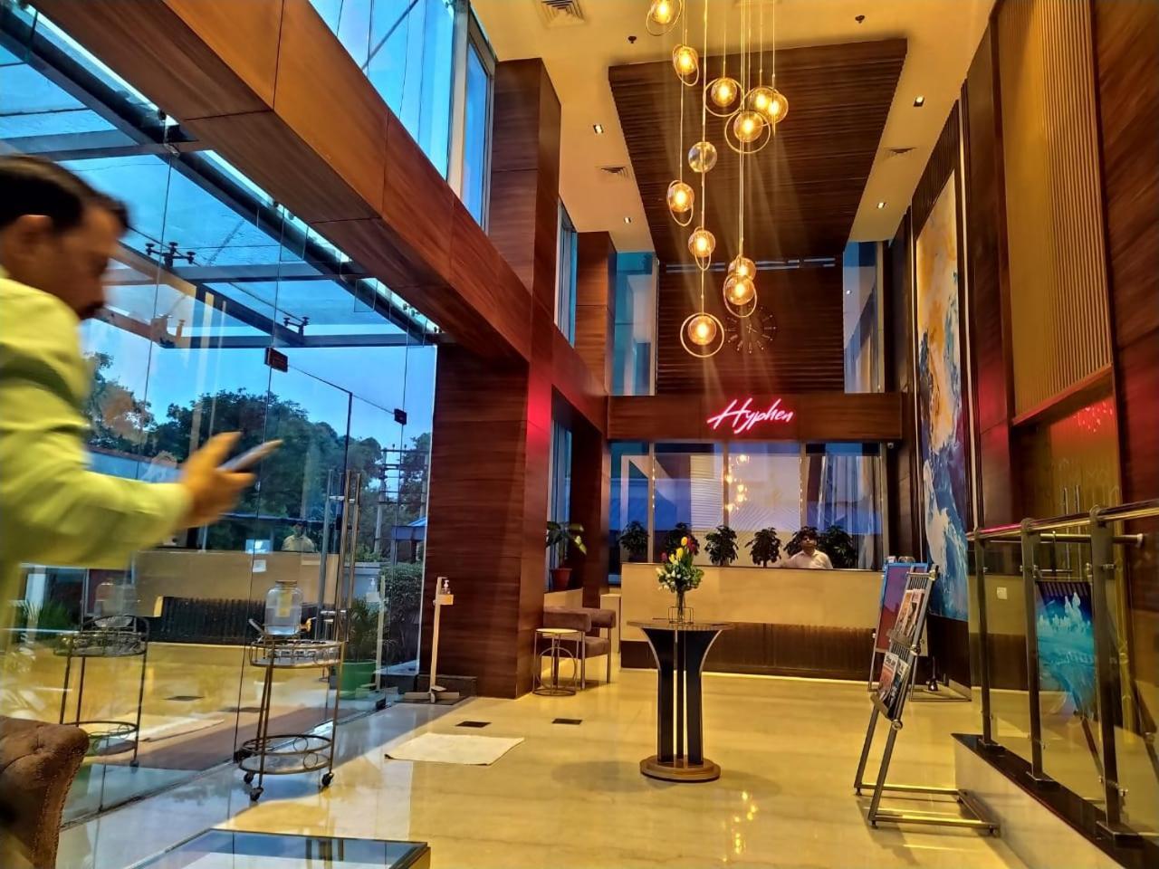 נוידה Hyphen Business Hotel מראה חיצוני תמונה