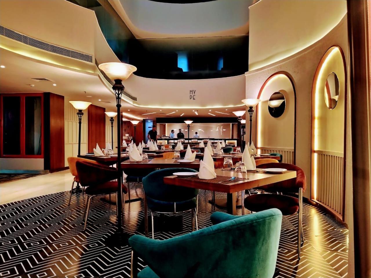 נוידה Hyphen Business Hotel מראה חיצוני תמונה