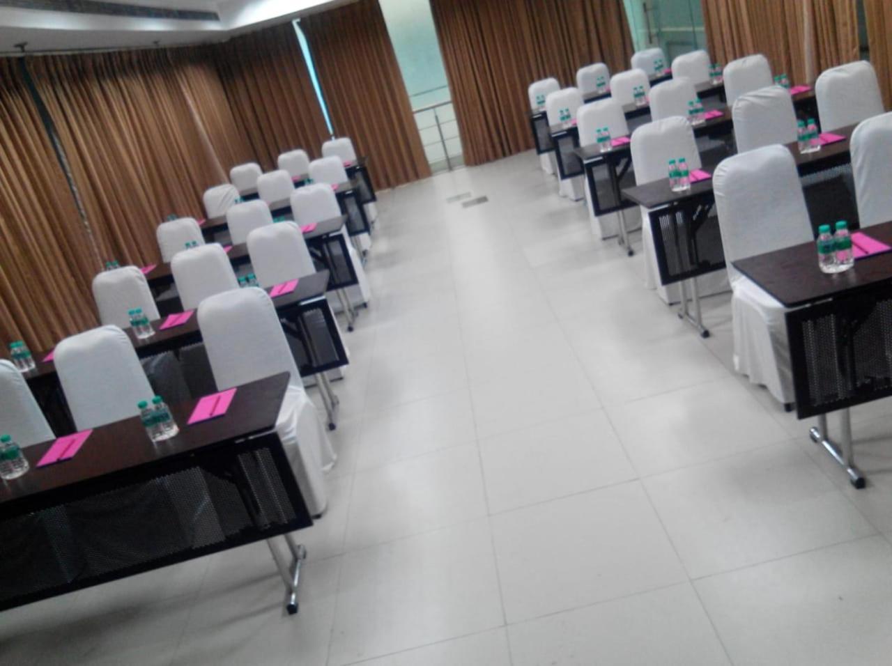 נוידה Hyphen Business Hotel מראה חיצוני תמונה