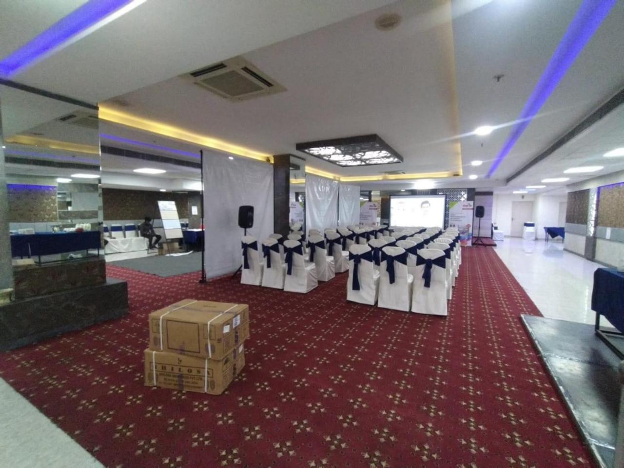 נוידה Hyphen Business Hotel מראה חיצוני תמונה