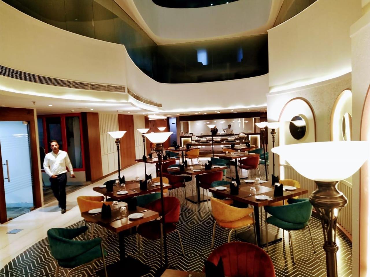 נוידה Hyphen Business Hotel מראה חיצוני תמונה
