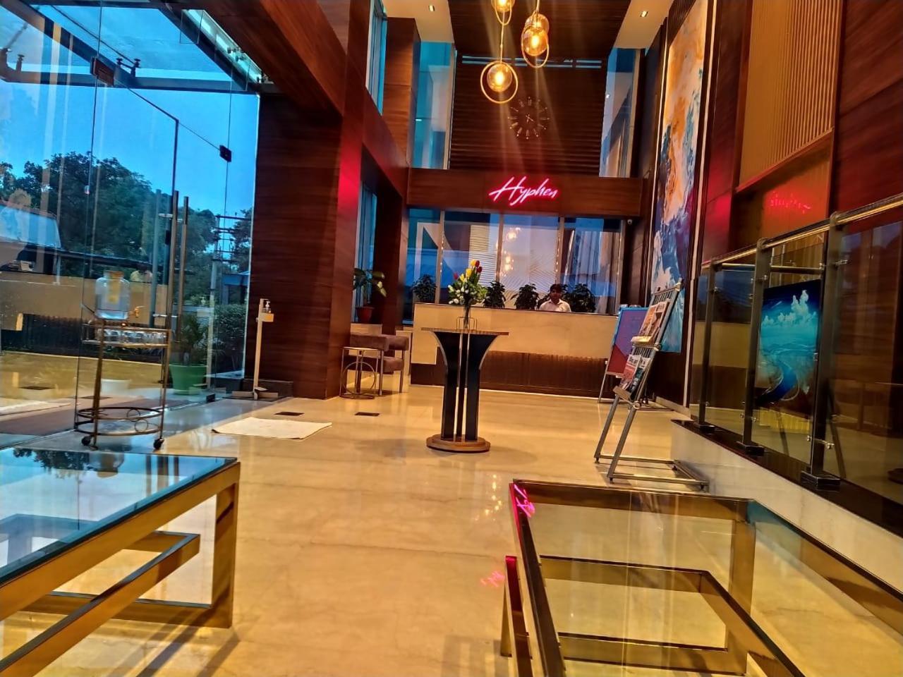 נוידה Hyphen Business Hotel מראה חיצוני תמונה