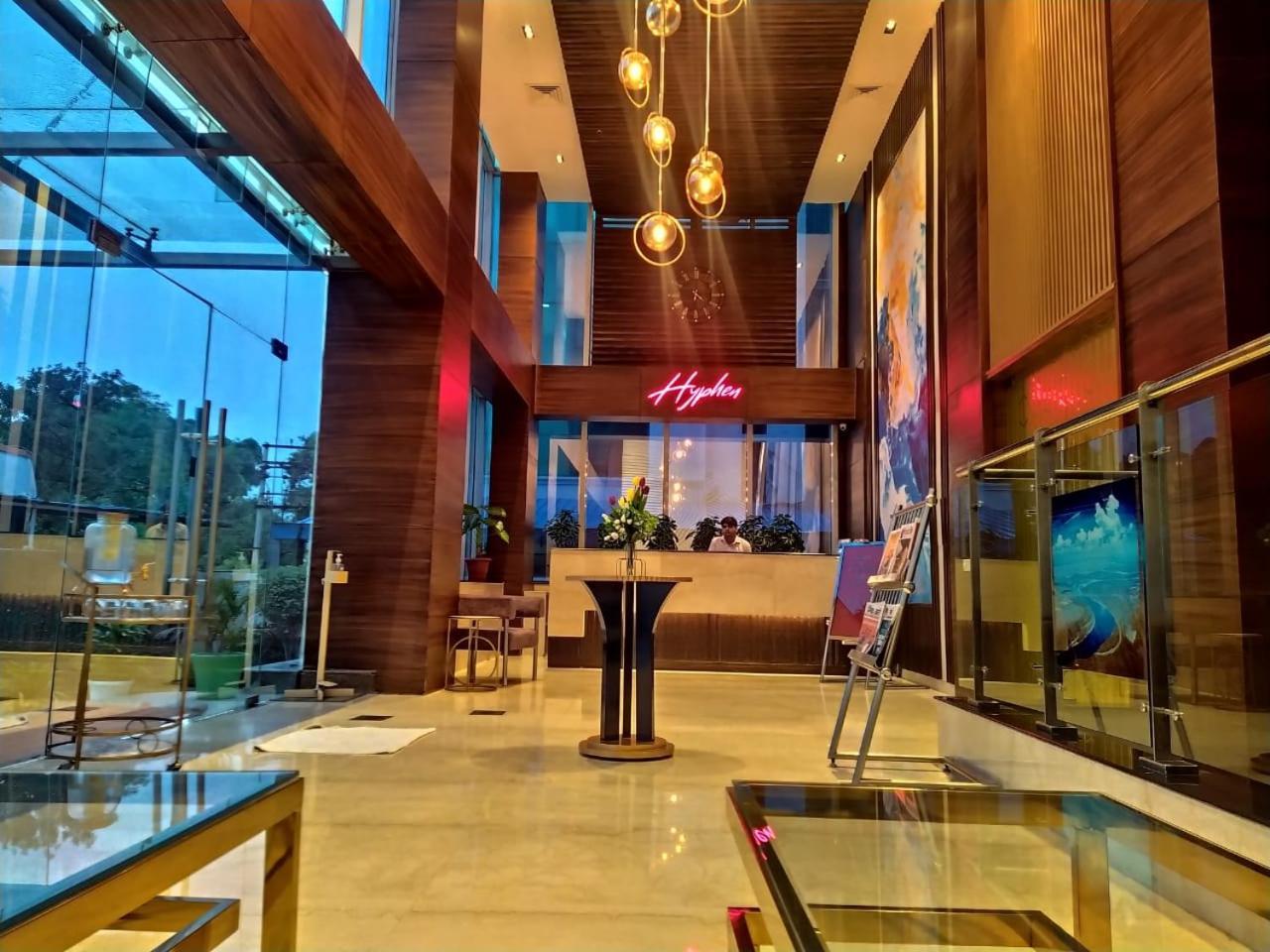 נוידה Hyphen Business Hotel מראה חיצוני תמונה