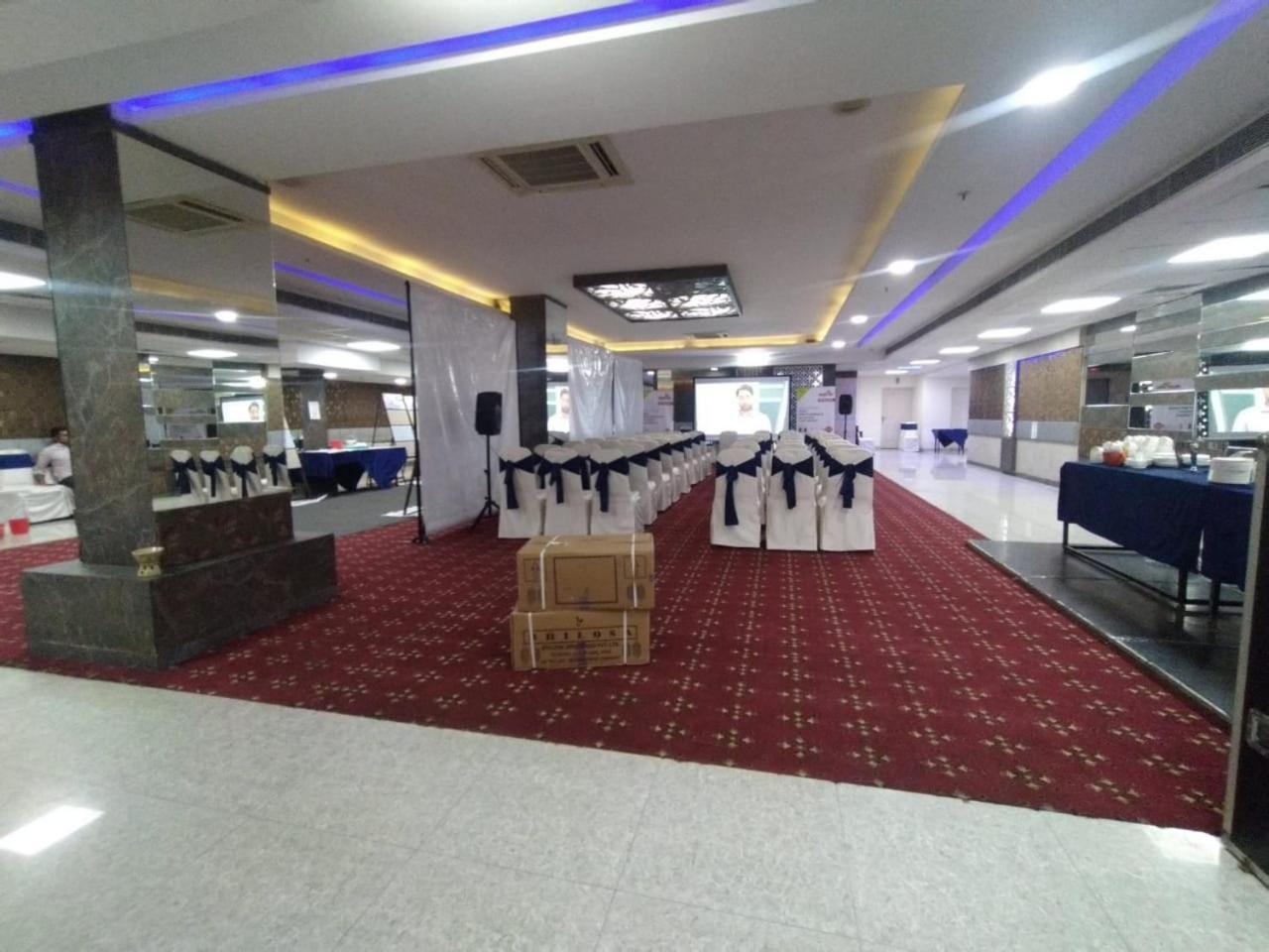 נוידה Hyphen Business Hotel מראה חיצוני תמונה