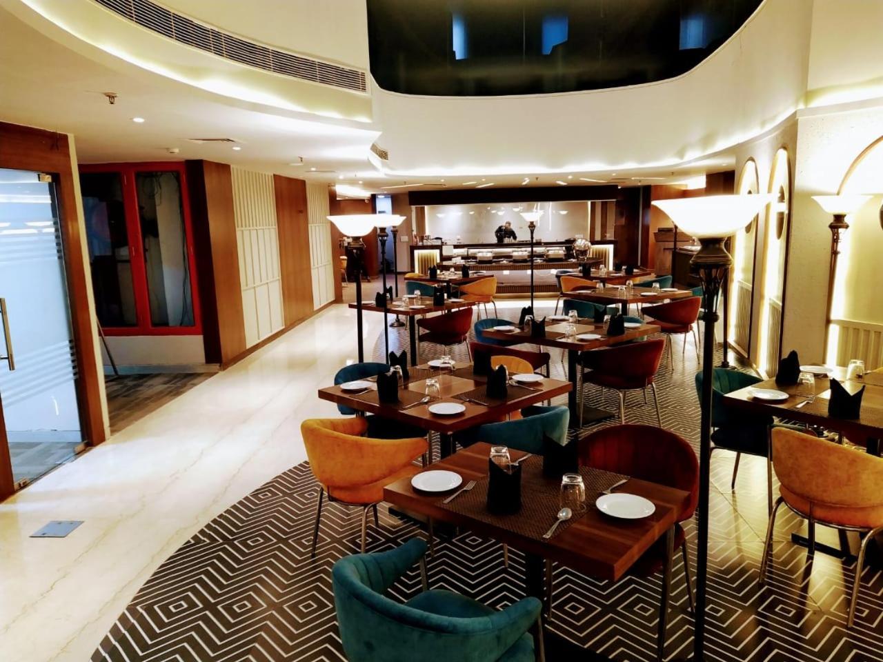 נוידה Hyphen Business Hotel מראה חיצוני תמונה