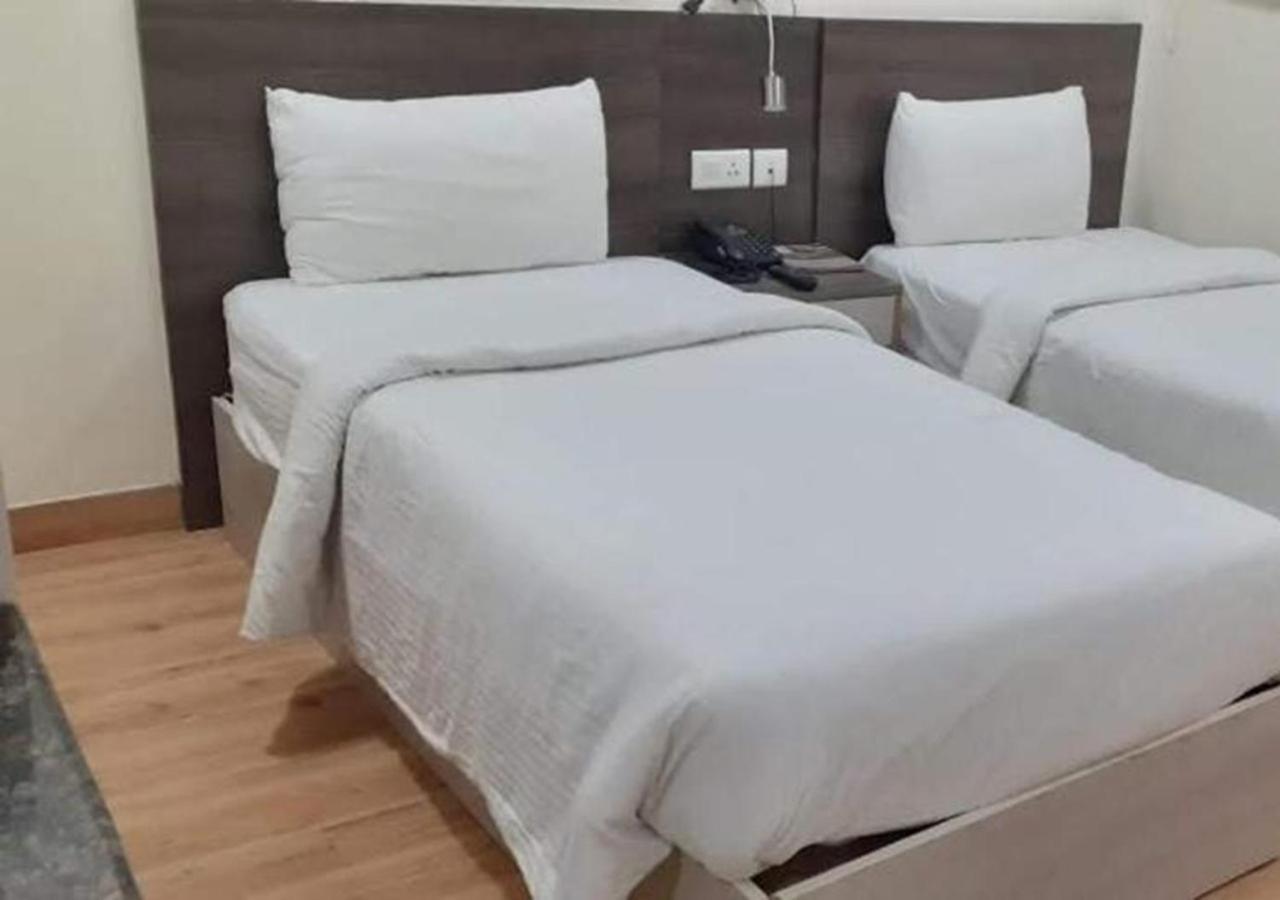 נוידה Hyphen Business Hotel מראה חיצוני תמונה
