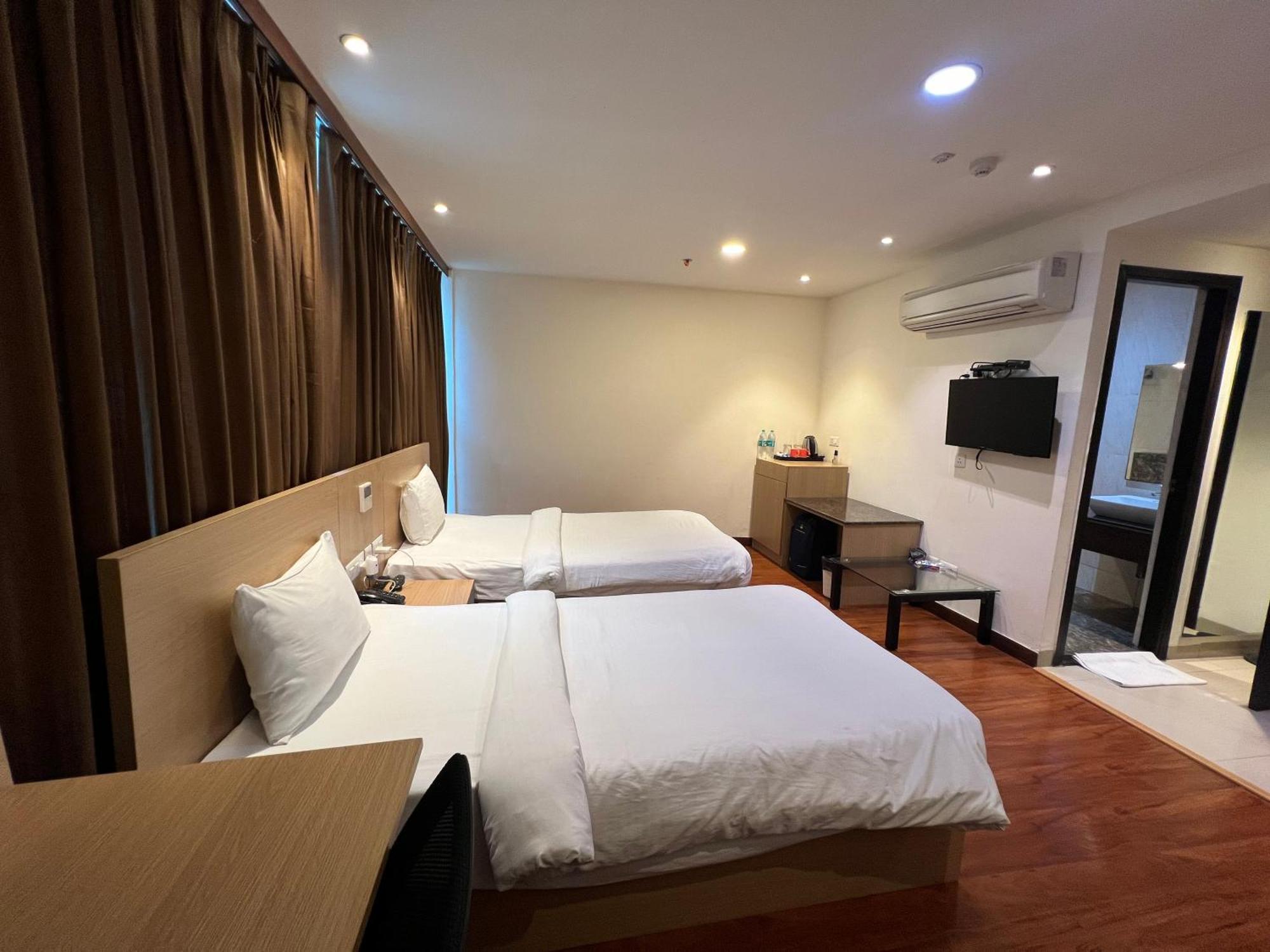 נוידה Hyphen Business Hotel מראה חיצוני תמונה