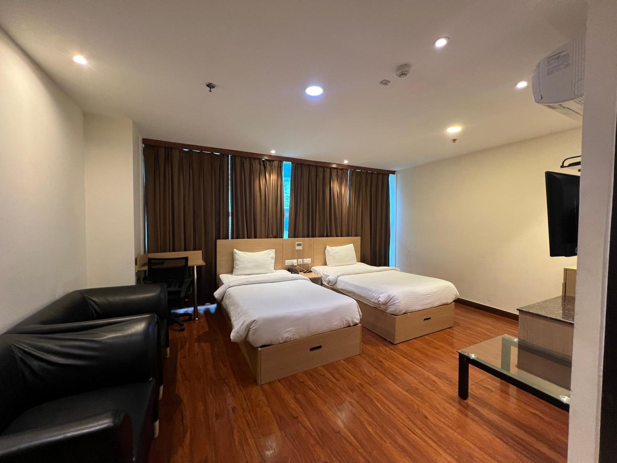 נוידה Hyphen Business Hotel מראה חיצוני תמונה
