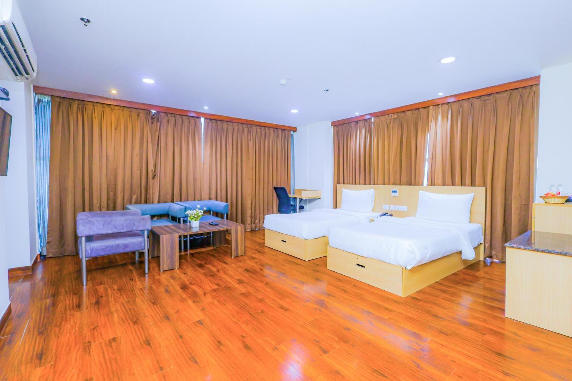 נוידה Hyphen Business Hotel מראה חיצוני תמונה
