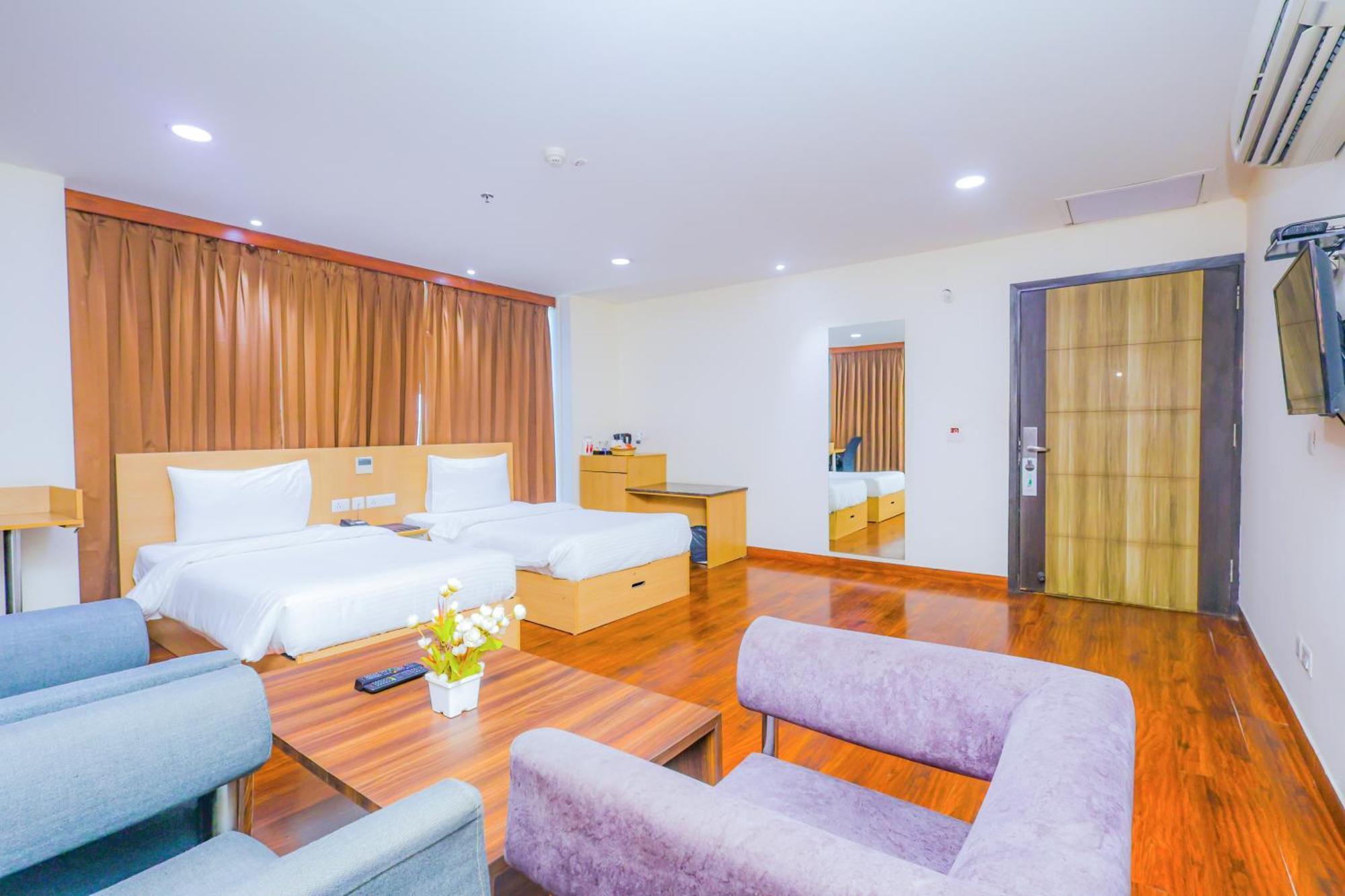 נוידה Hyphen Business Hotel מראה חיצוני תמונה