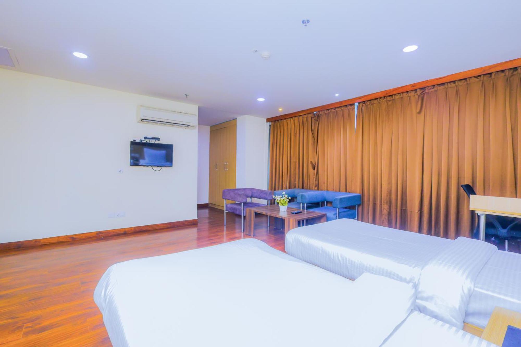 נוידה Hyphen Business Hotel מראה חיצוני תמונה