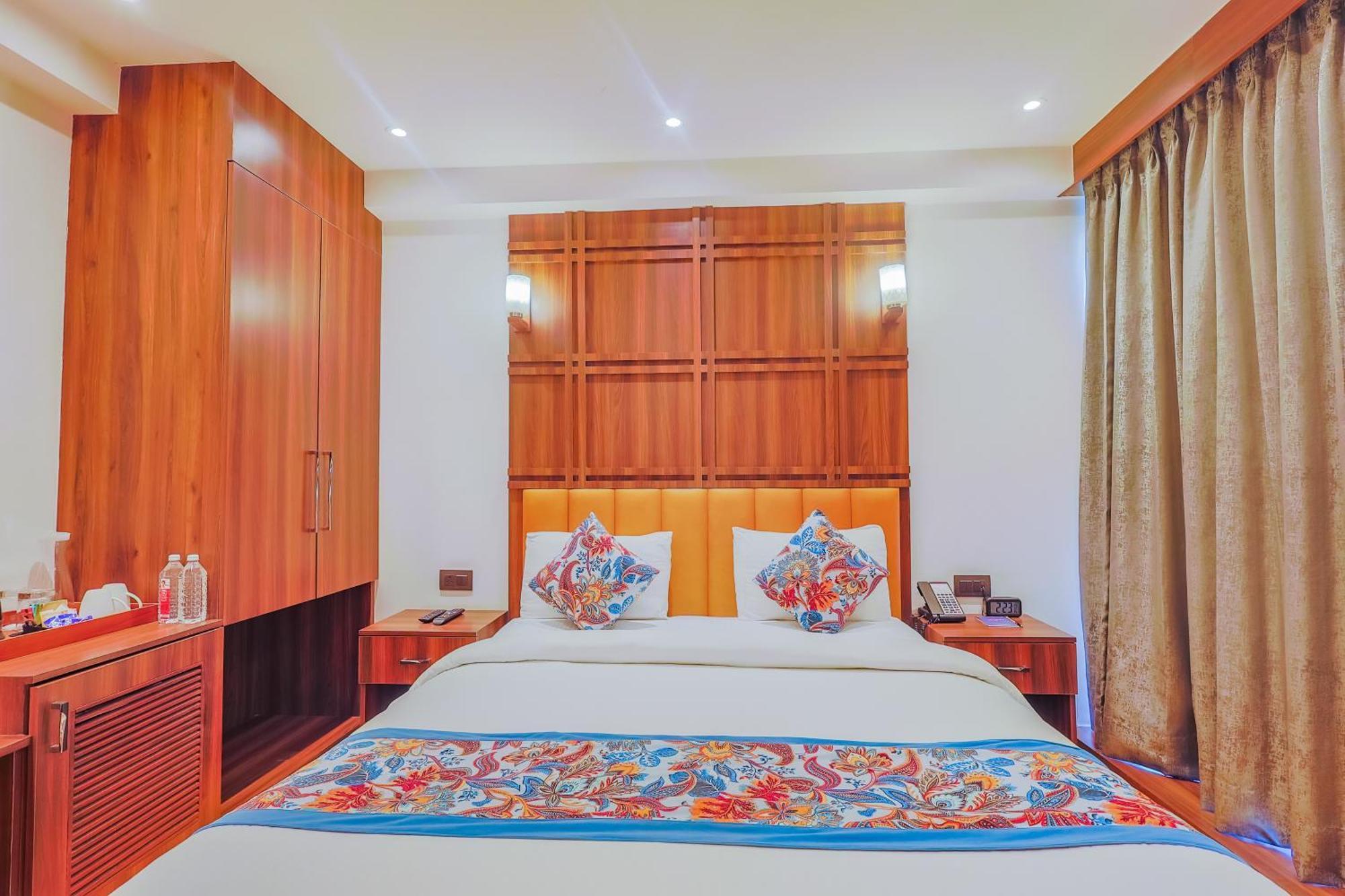 נוידה Hyphen Business Hotel מראה חיצוני תמונה