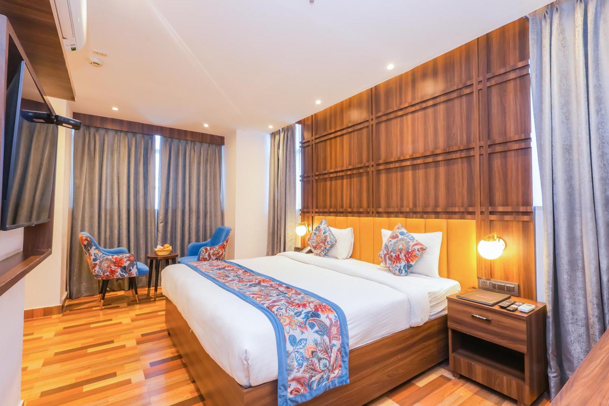 נוידה Hyphen Business Hotel מראה חיצוני תמונה