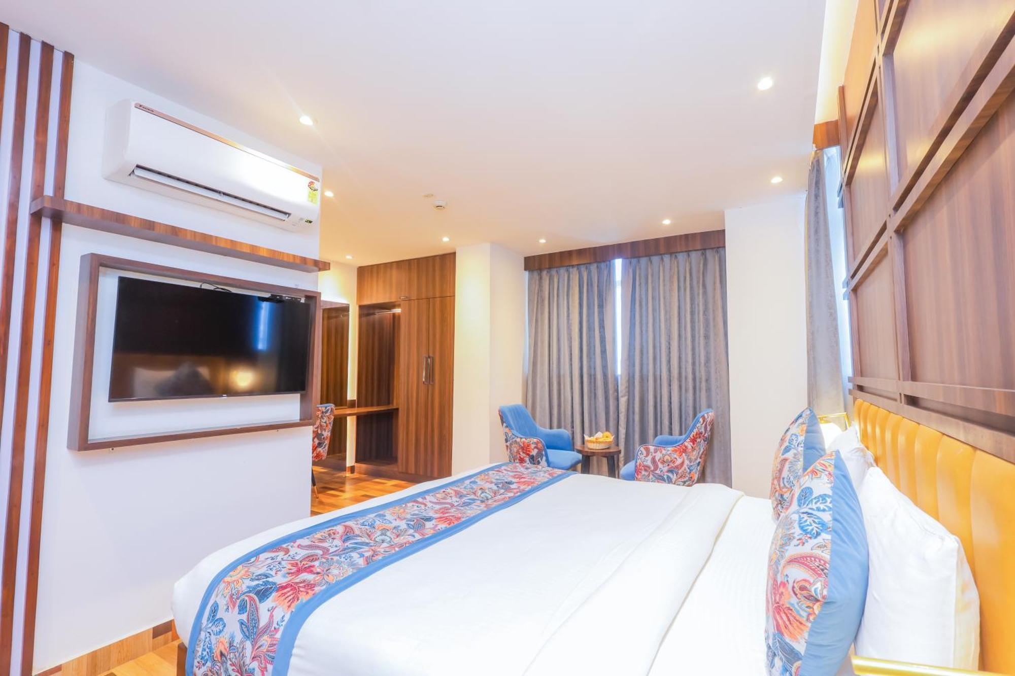 נוידה Hyphen Business Hotel מראה חיצוני תמונה