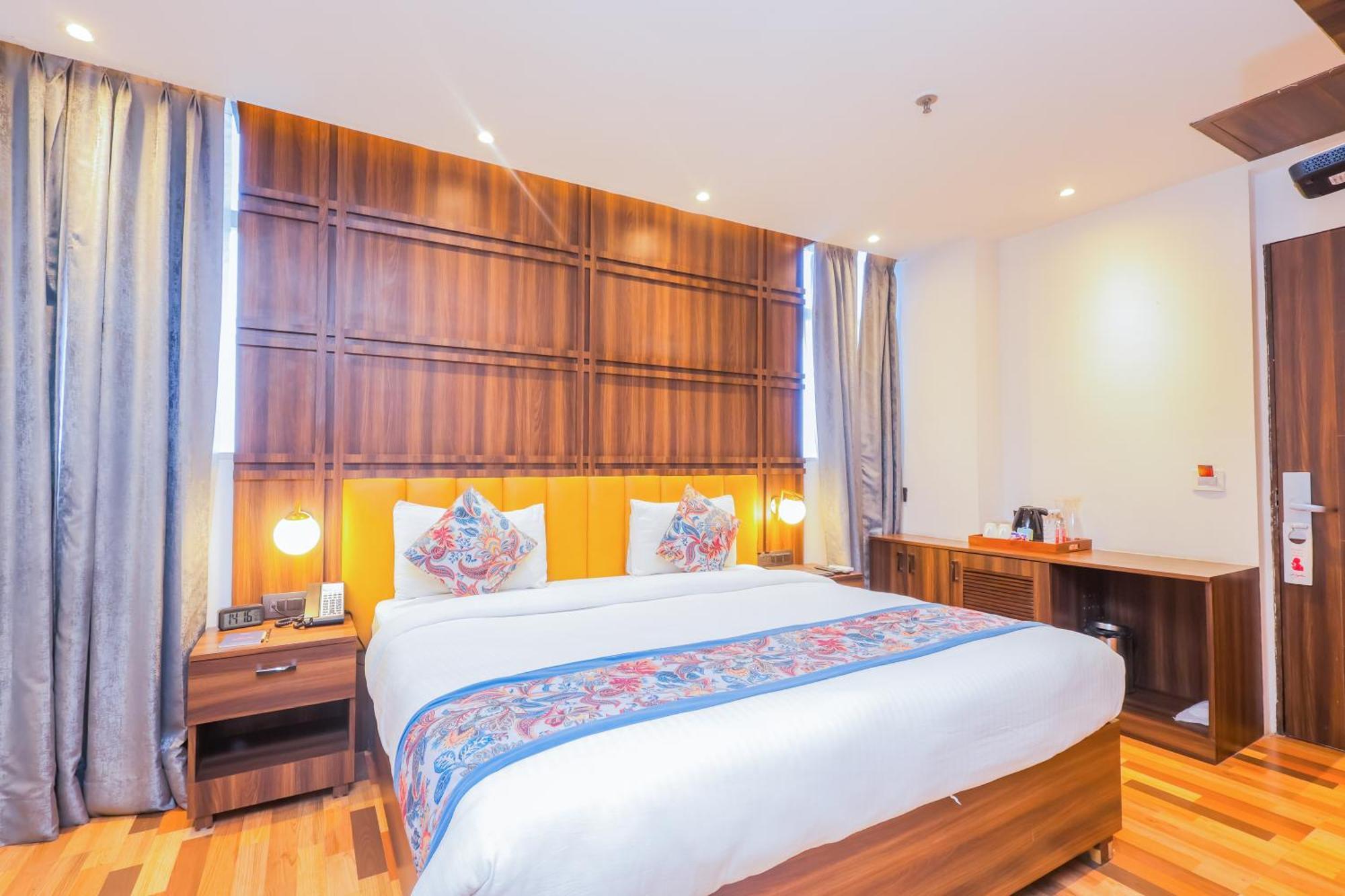 נוידה Hyphen Business Hotel מראה חיצוני תמונה
