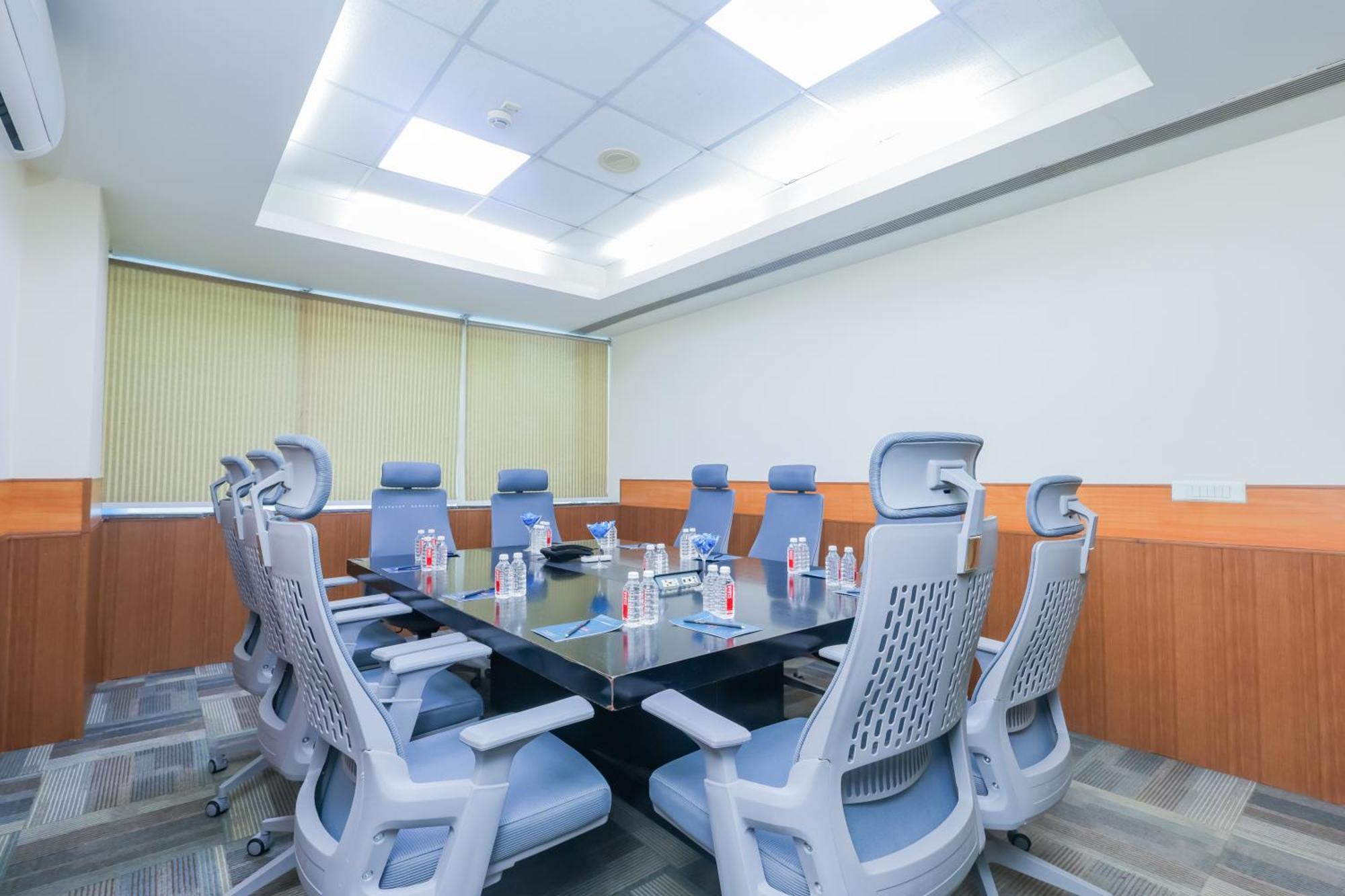 נוידה Hyphen Business Hotel מראה חיצוני תמונה
