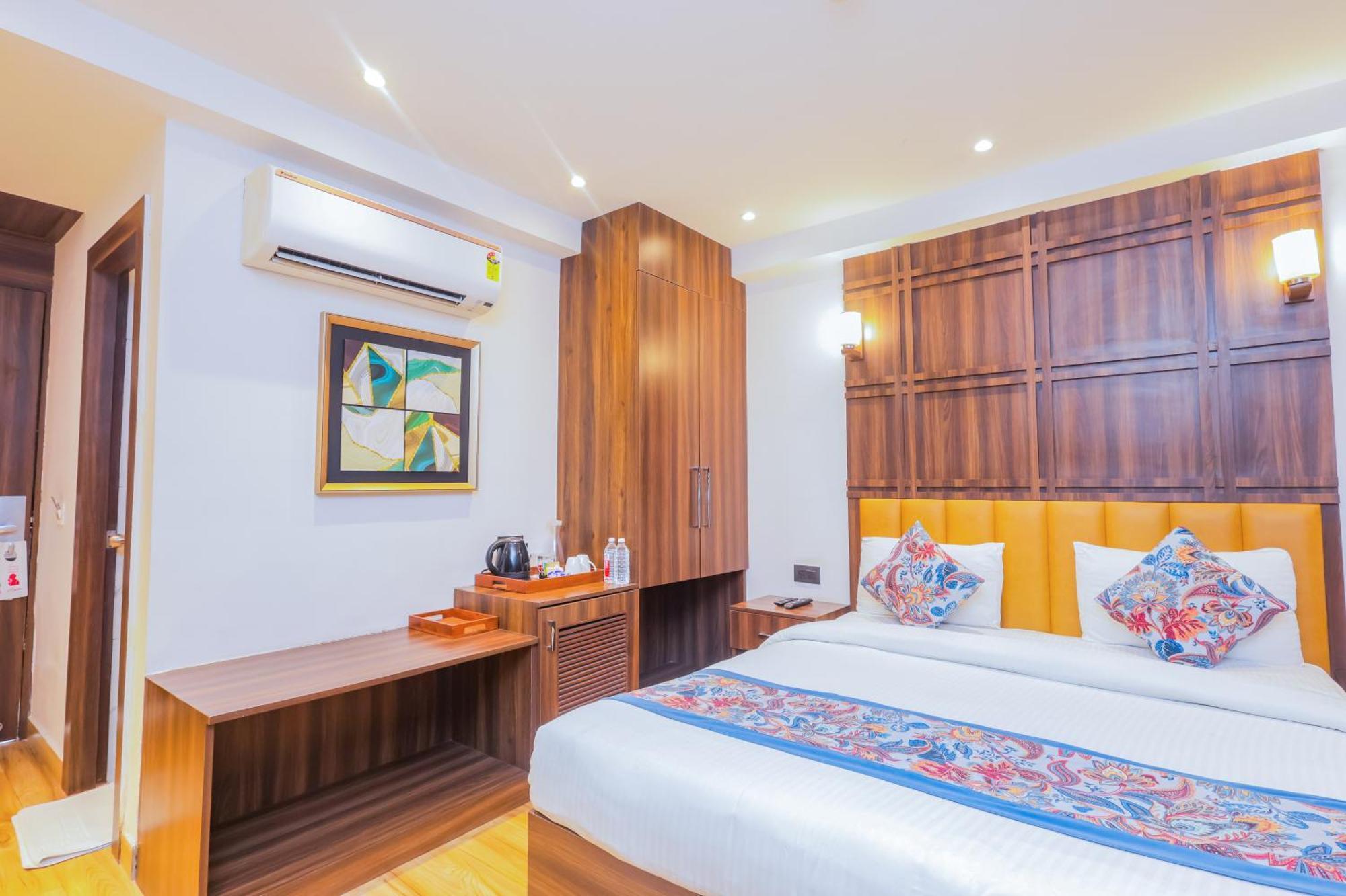 נוידה Hyphen Business Hotel מראה חיצוני תמונה