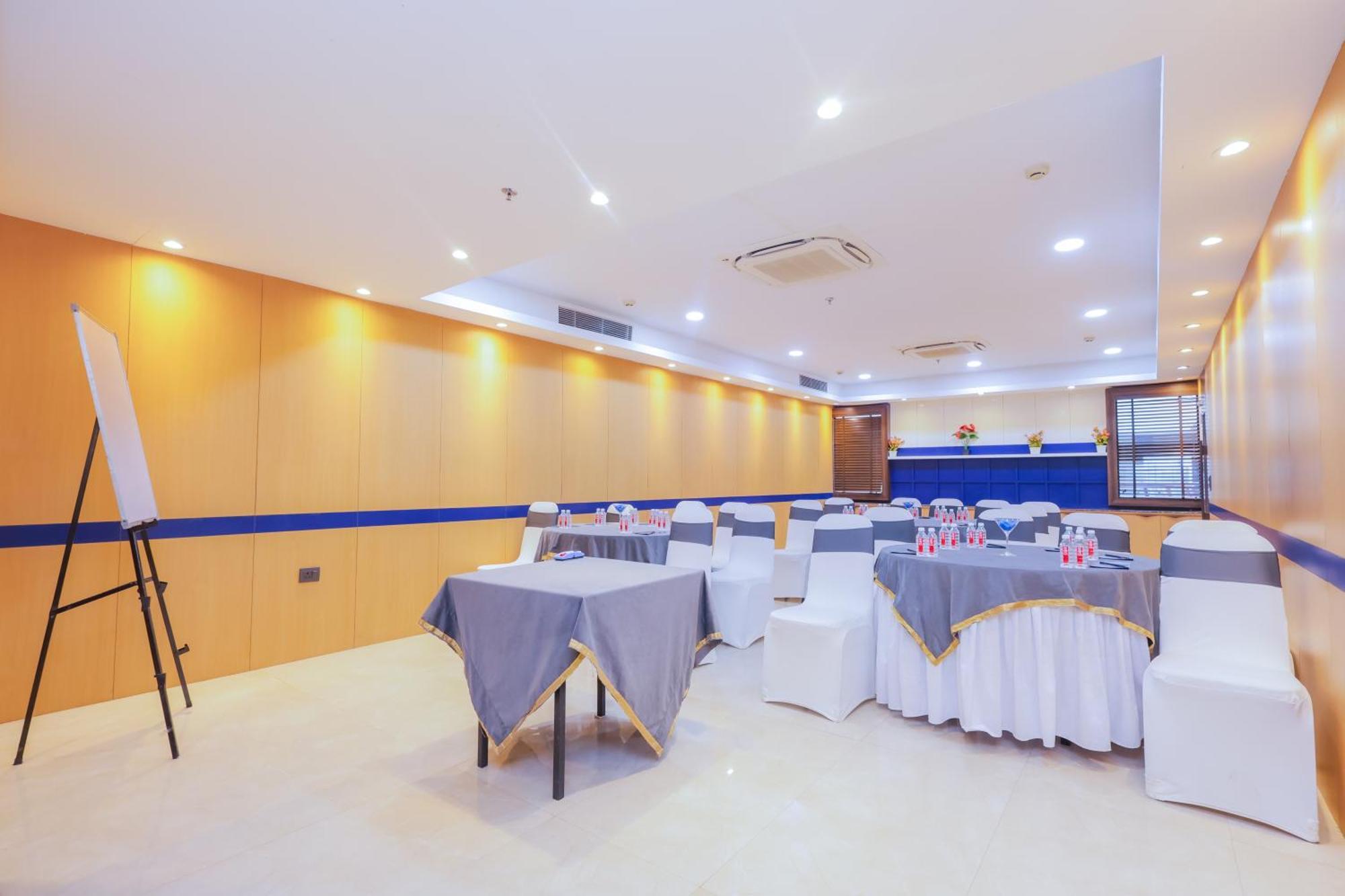 נוידה Hyphen Business Hotel מראה חיצוני תמונה