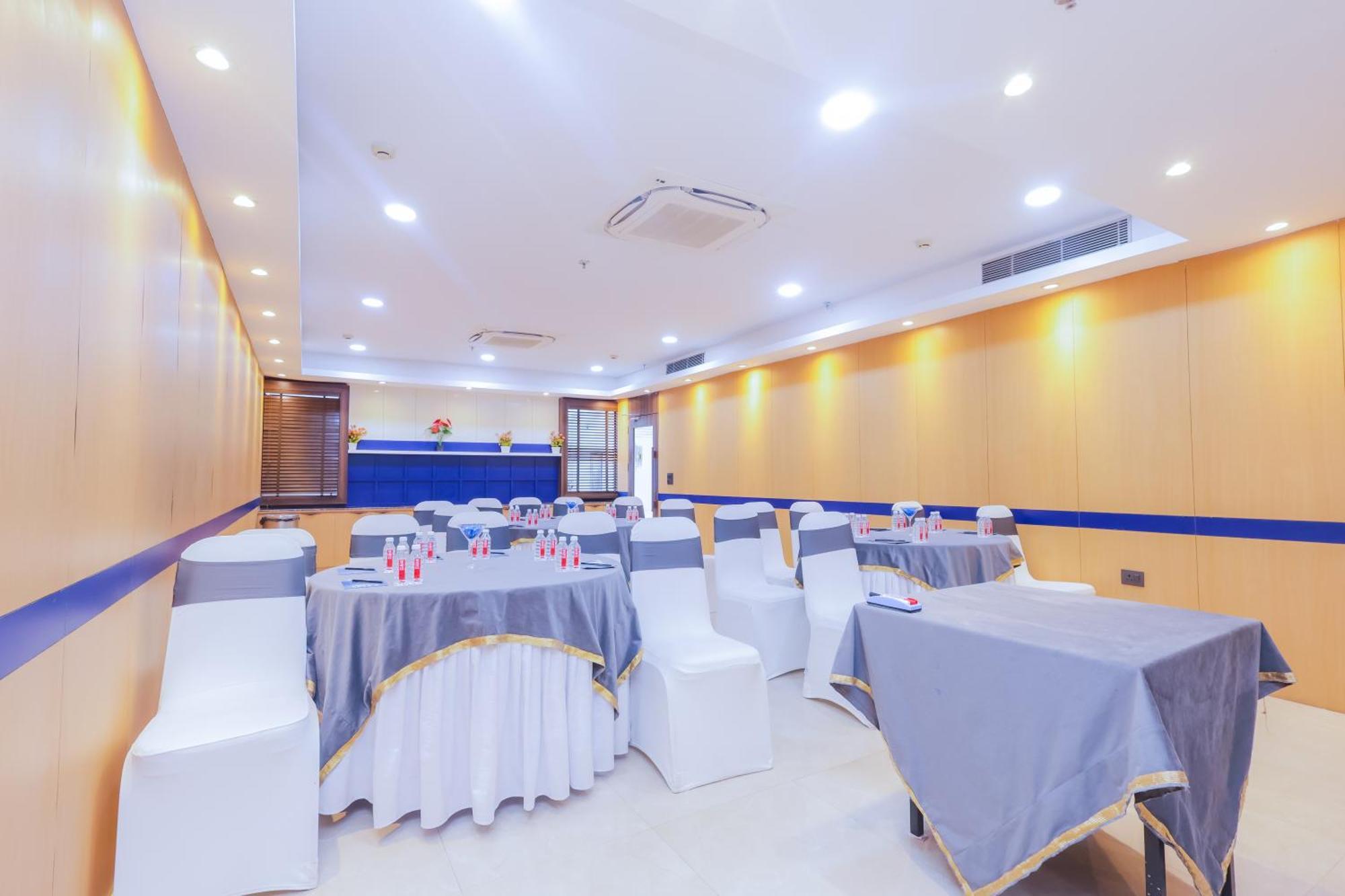 נוידה Hyphen Business Hotel מראה חיצוני תמונה