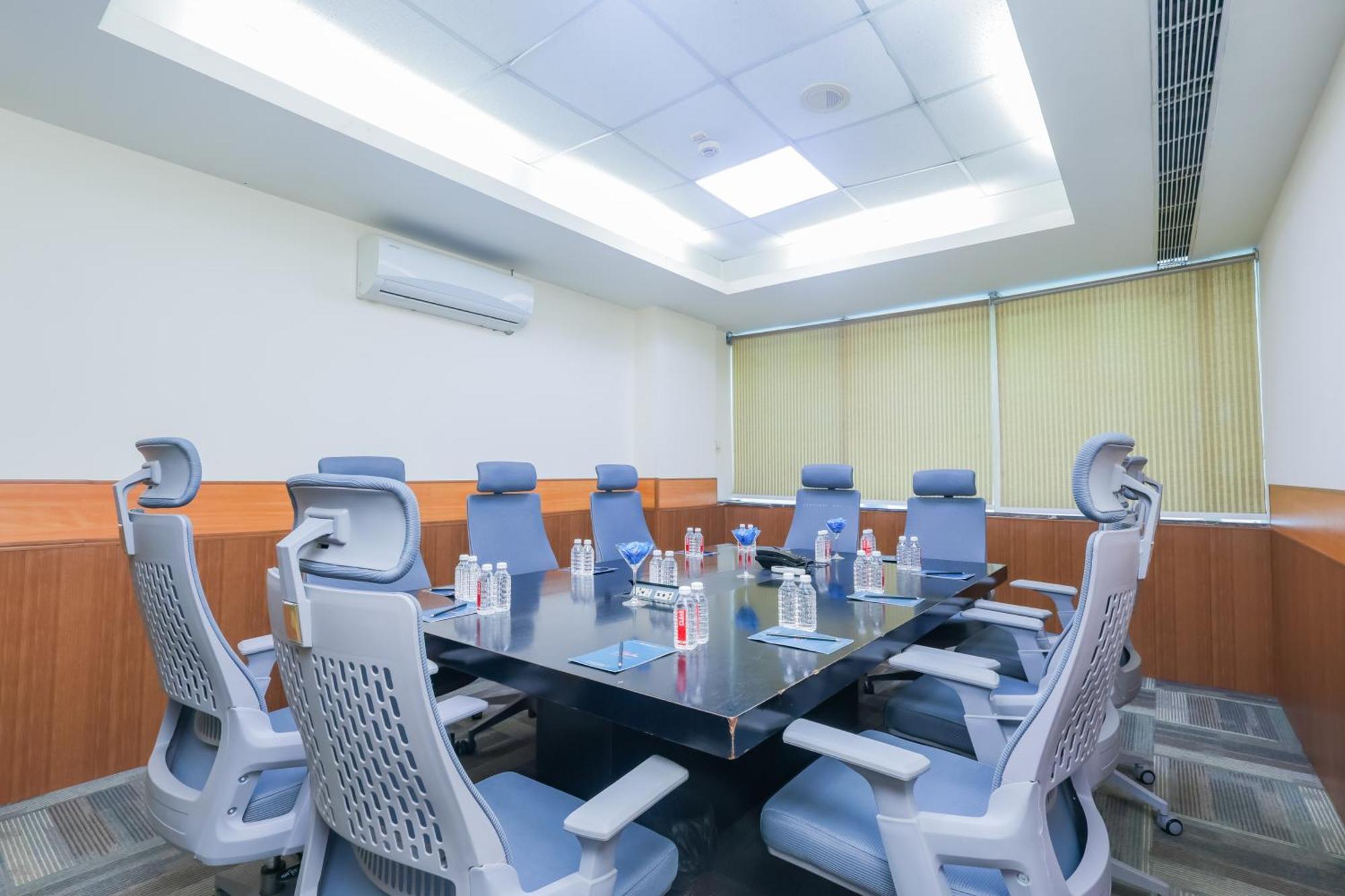 נוידה Hyphen Business Hotel מראה חיצוני תמונה