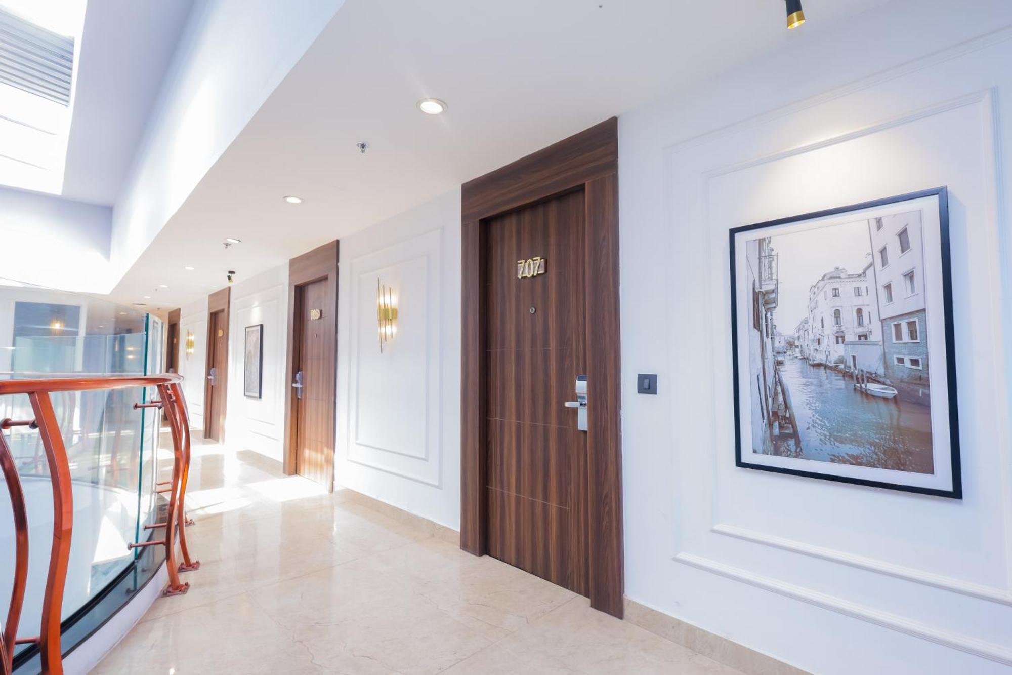 נוידה Hyphen Business Hotel מראה חיצוני תמונה