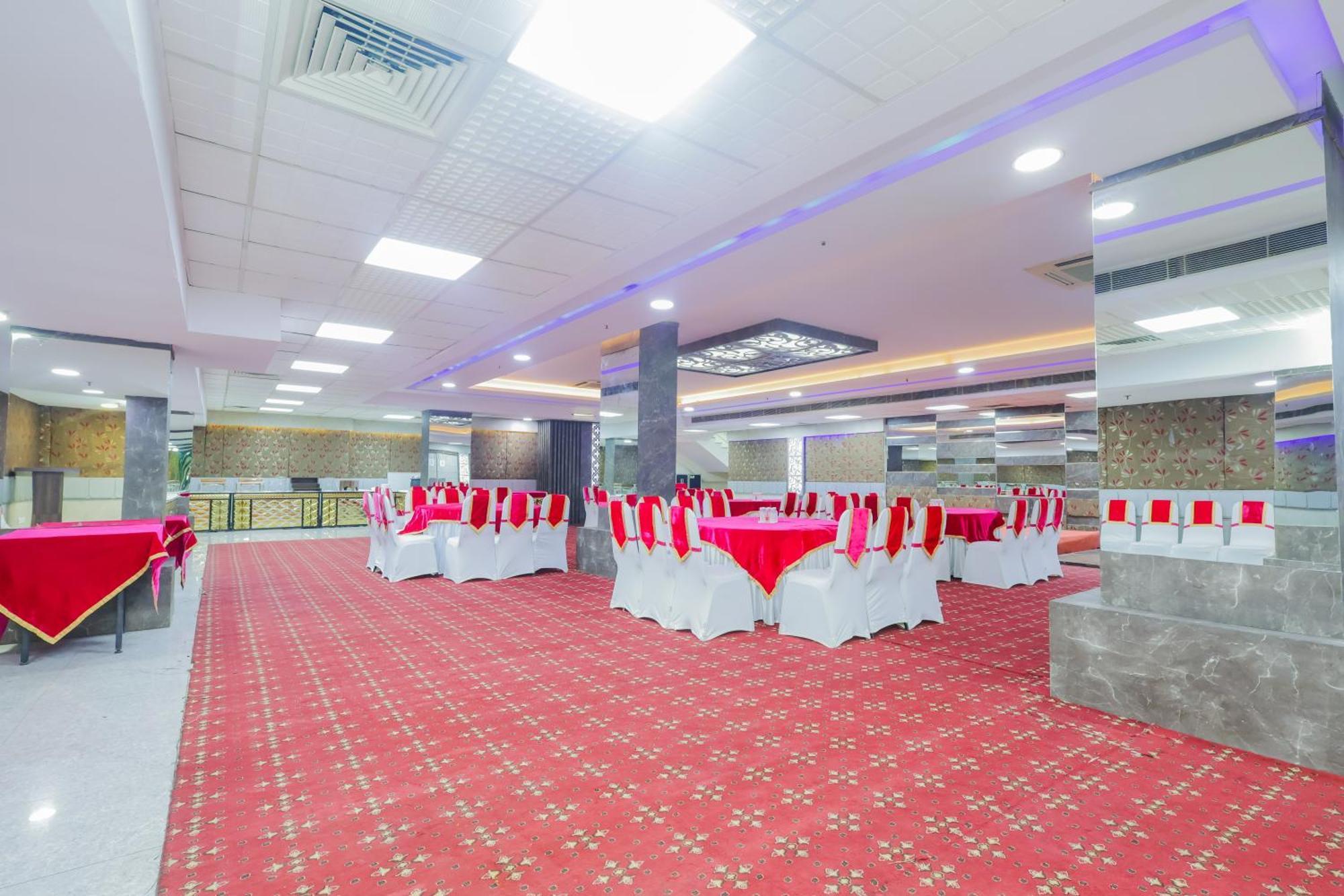 נוידה Hyphen Business Hotel מראה חיצוני תמונה