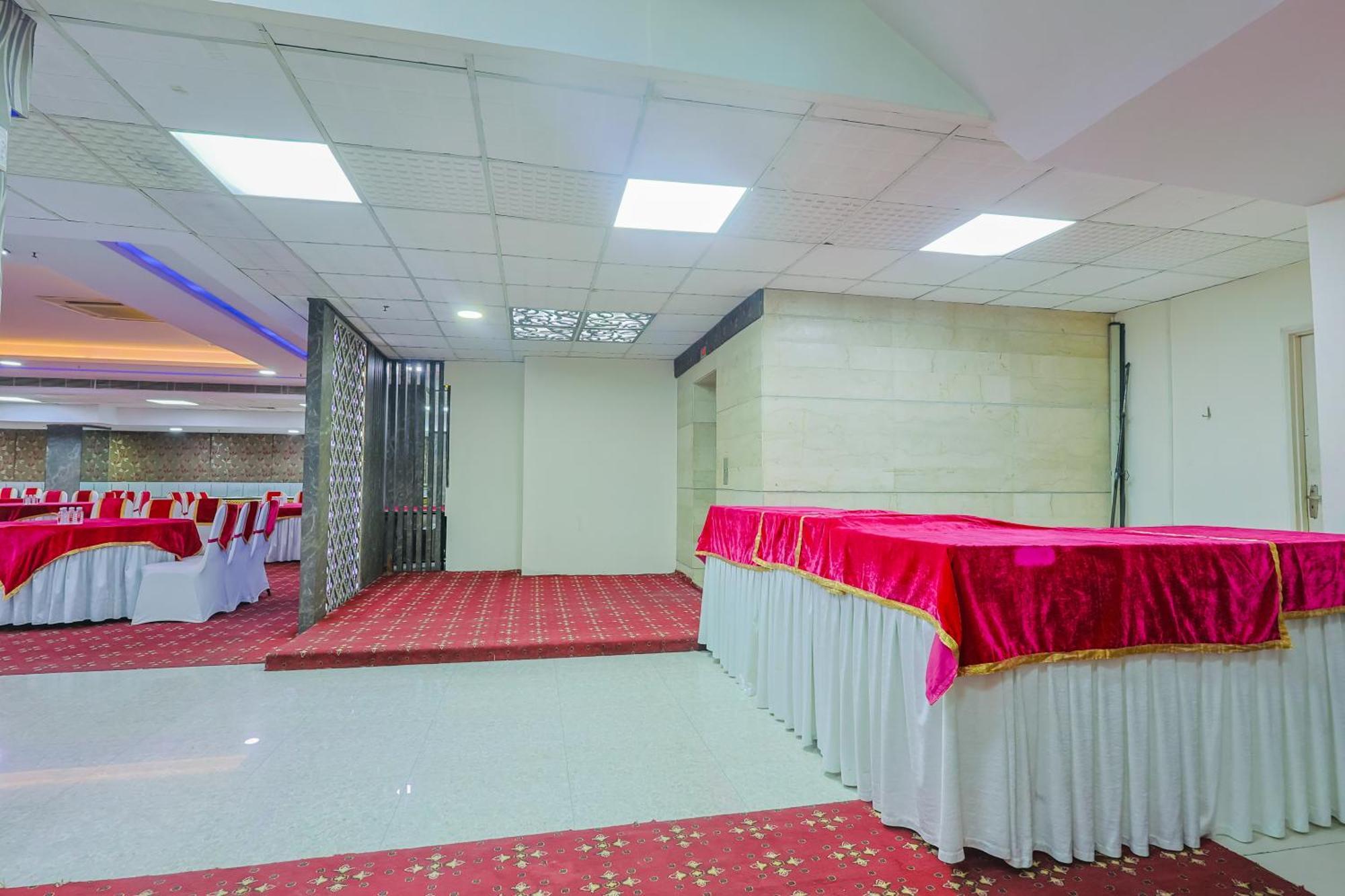 נוידה Hyphen Business Hotel מראה חיצוני תמונה
