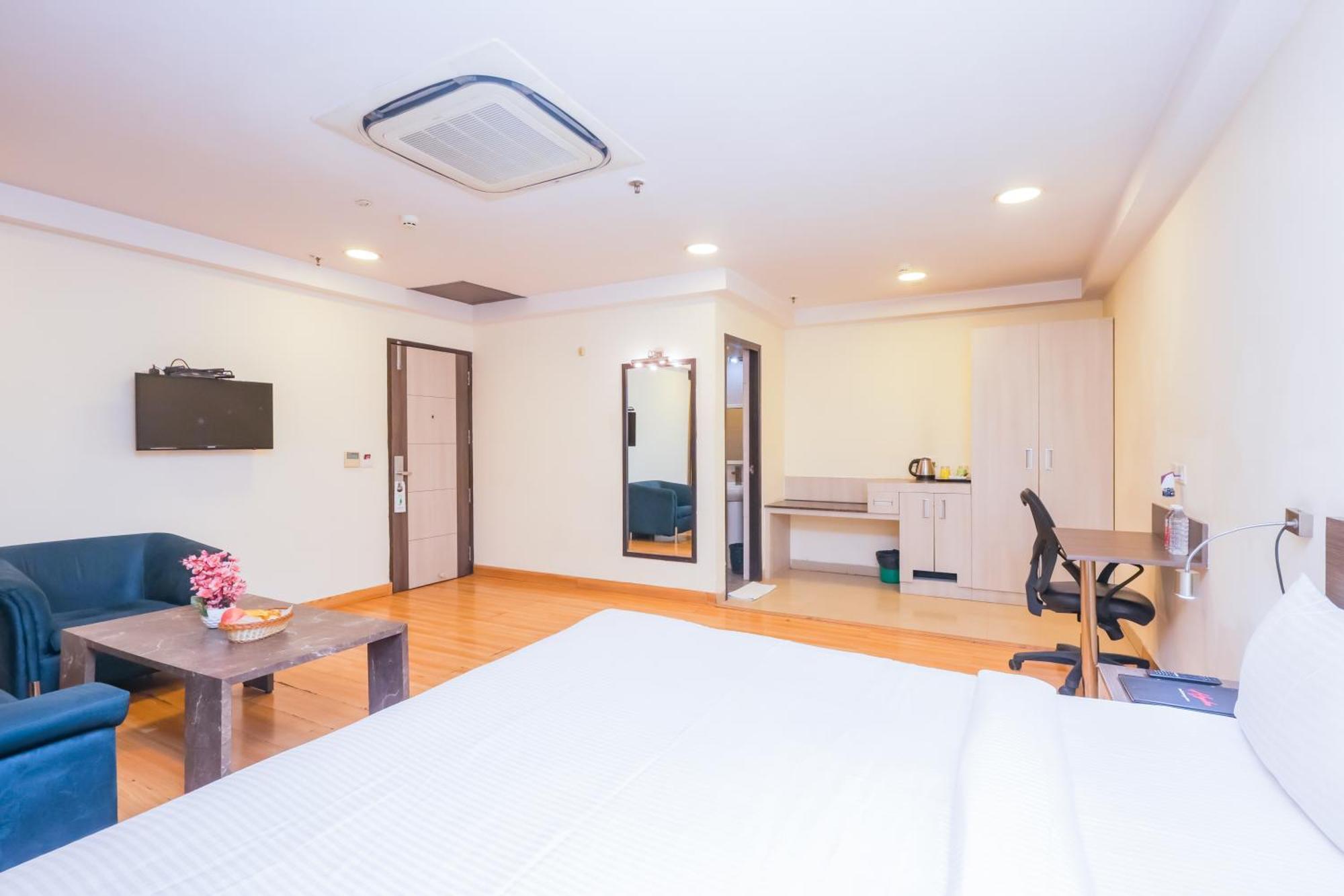 נוידה Hyphen Business Hotel מראה חיצוני תמונה