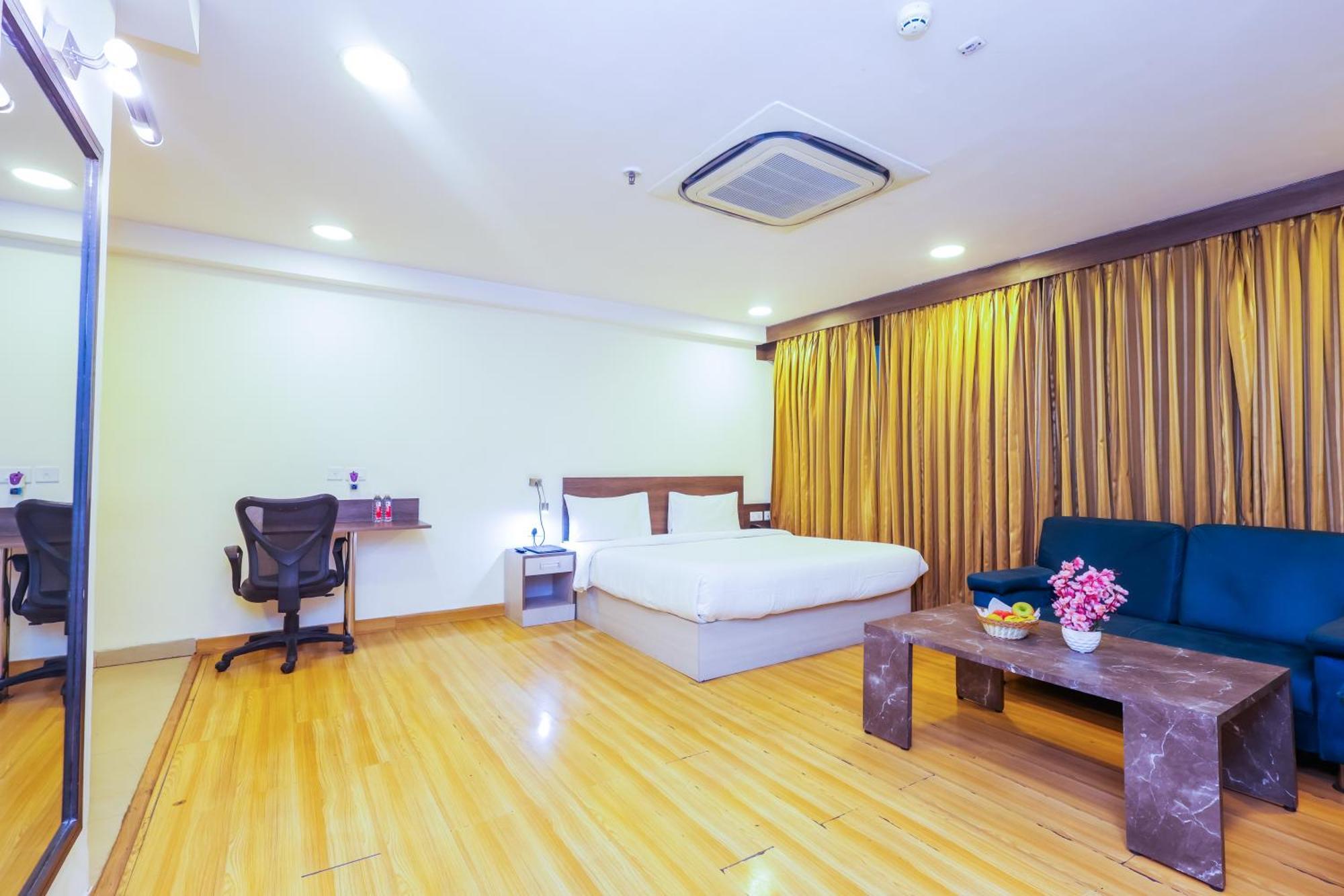 נוידה Hyphen Business Hotel מראה חיצוני תמונה