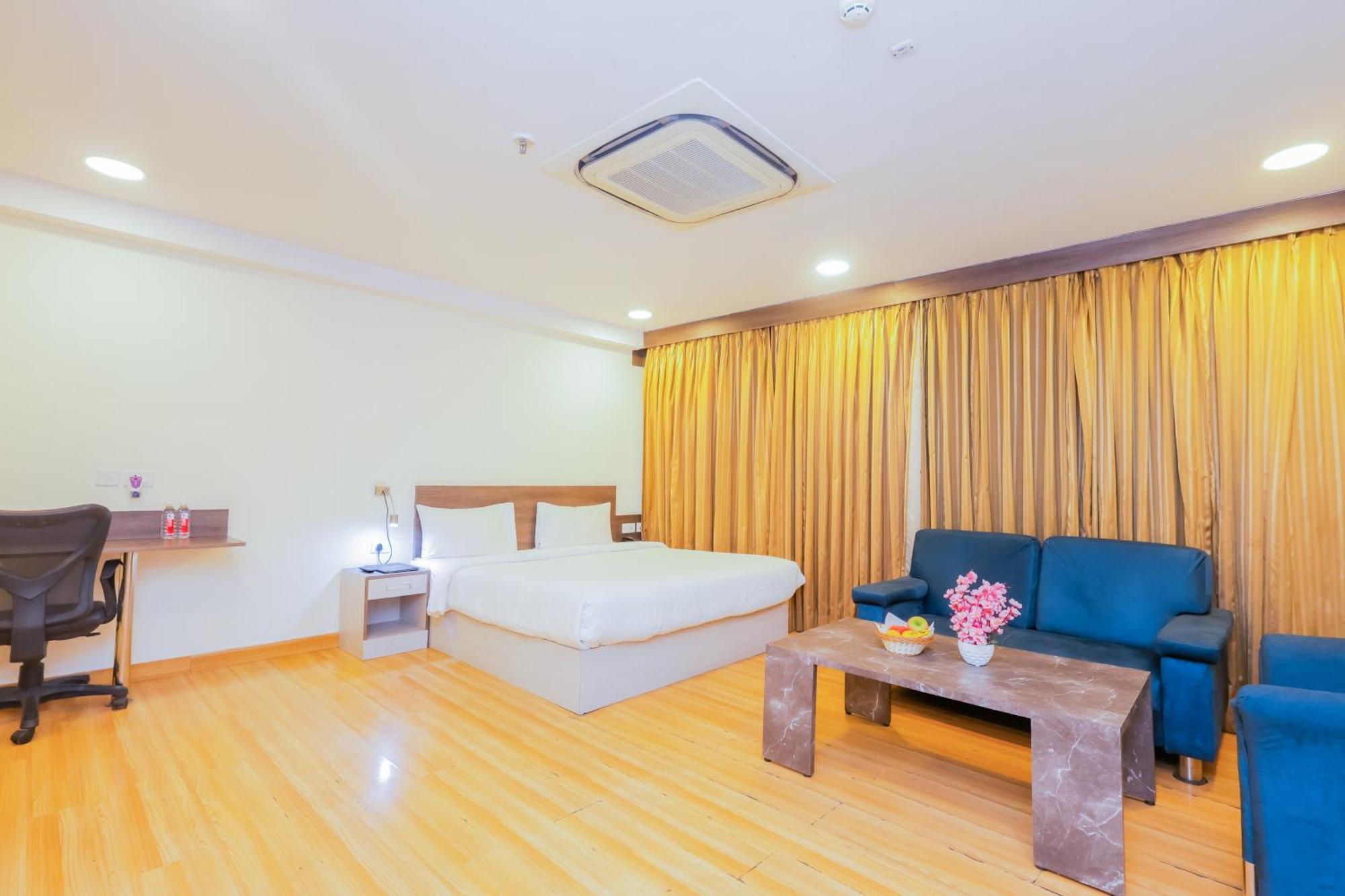 נוידה Hyphen Business Hotel מראה חיצוני תמונה
